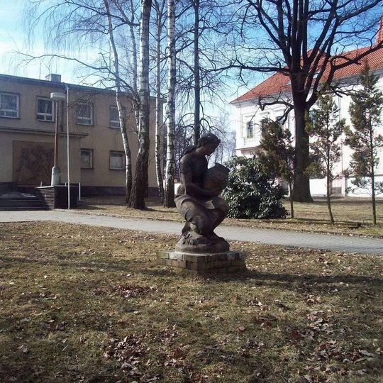 Socha dívky před kulturním domem v Horní Bříze