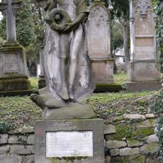 Ev. cintorín Kozia brána, náhrobník so sochou