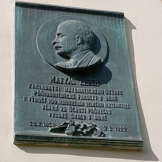 Pamětní deska Matyáše Lercha v areálu Přírodovědecké fakulty v Brně