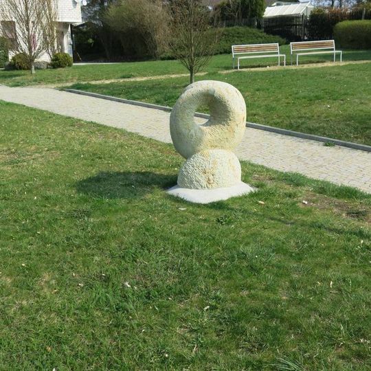 Kamenná plastika III v parku pod Kulturním domem v Konstantinových Lázních