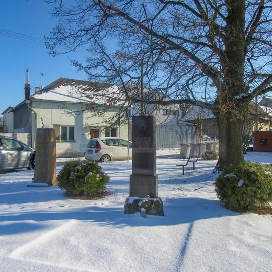 Pomník padlým v Topolanech U Parčíku