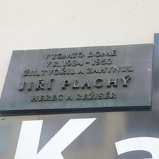 Pamětní deska Jiřího Plachého na domě Chrudimská 2158/5 na Vinohradech