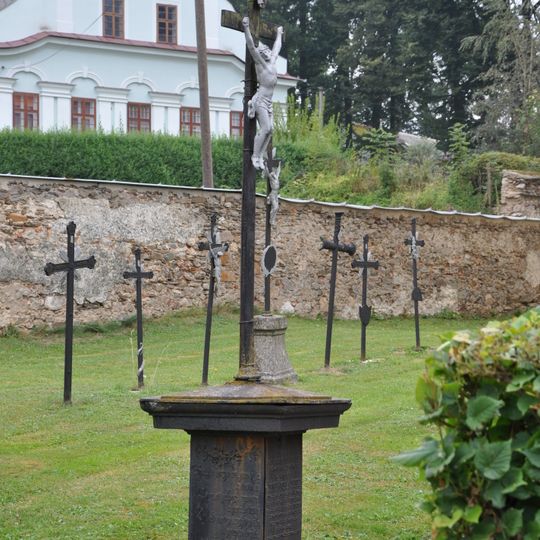 Soubor litinových křížů na bývalém hřbitově u kostela svatého Kříže ve Sněžném