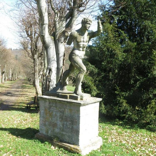 Socha atleta v zámeckém parku ve Valči