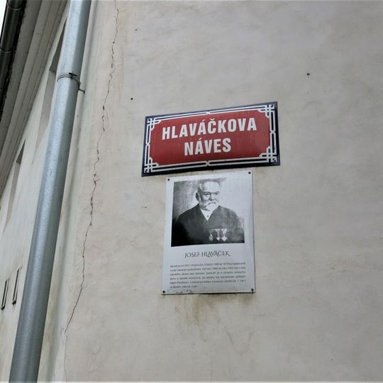 Pamětní deska Josefa Hlaváčka na návsi v Královicích