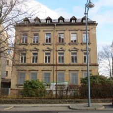 Mietshaus in offener Bebauung mit Vorgarten (Nebenanlage) Reichsstraße 46