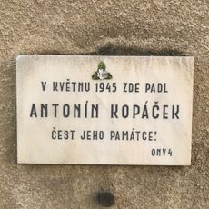 Pamětní deska Antonína Kopáčka v Hanusově ulici v Praze