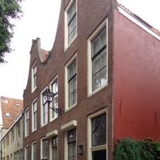 Pand met eenvoudige klokgevel