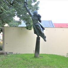 Socha ženy s květy v Lesní ulici v Mariánských Lázních