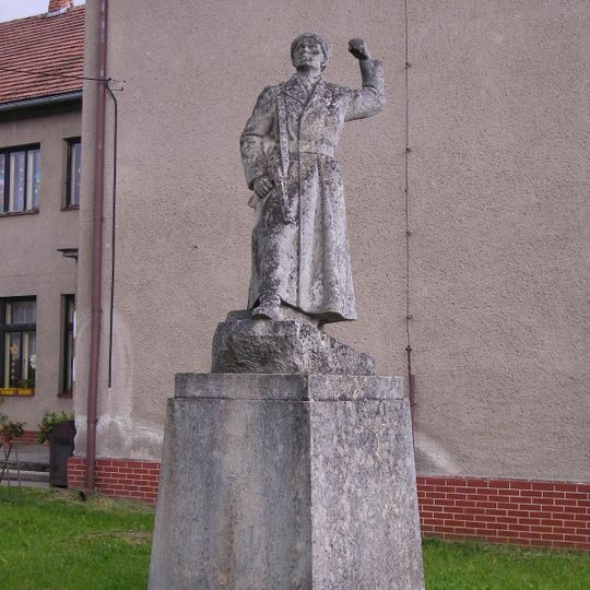 Socha vojaka-partizána