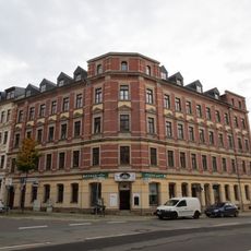 Mietshaus in ehemals geschlossener Bebauung in Ecklage, mit Läden Bergstraße 42