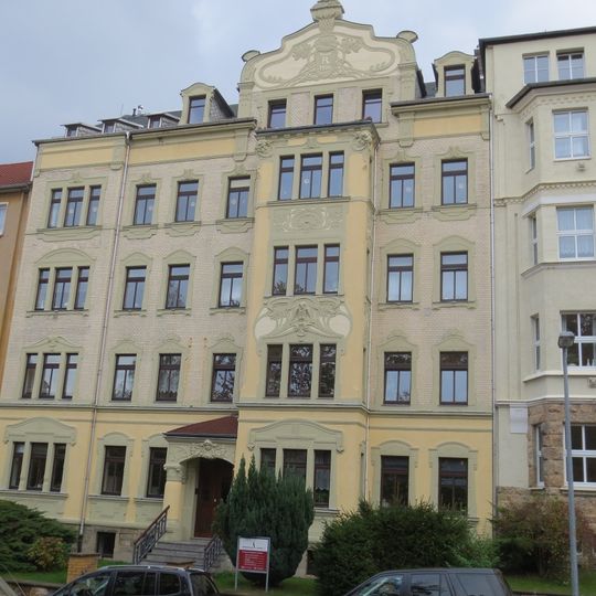 Mietshaus in geschlossener Bebauung mit Vorgarten und Einfriedungsmauer Mozartstraße 16
