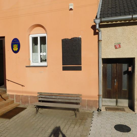 Pamětní deska obětem holocaustu na bývalé synagoze v Přistoupimi