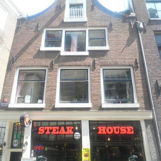 Huis met gevel onder klokvormige rollagentop