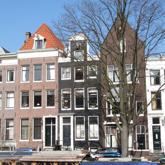 Pand met halsgevel met gedeelde vleugelstukken en ornament in de afdekking