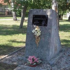 Památník na návsi vedle pomníku padlých v Lipníku