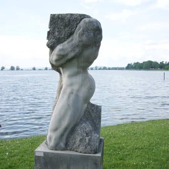 Statue "Seinen Mann stehen" by Gert Hoor