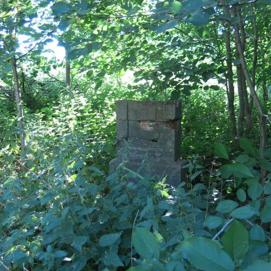 Kříž u silnice severně od osady Milá