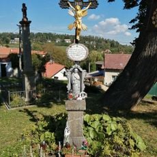 Kovový kříž u památné lípy v Senohrabech