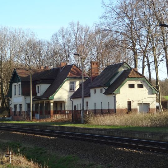 Bahnhofsgebäude, Nebengebäude und Stellwerk des Bahnhofs Cunnersdorf Am Bahnhof