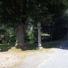 Boží muka jižně od Deštné u rozcestí