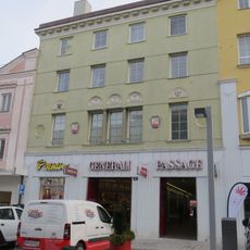 Wohn- und Geschäftshaus