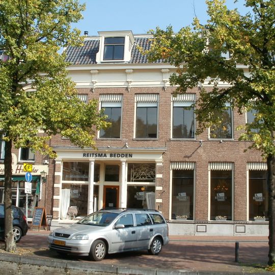 Winkelwoonhuis bestaande uit twee afzonderlijke bouwlichamen