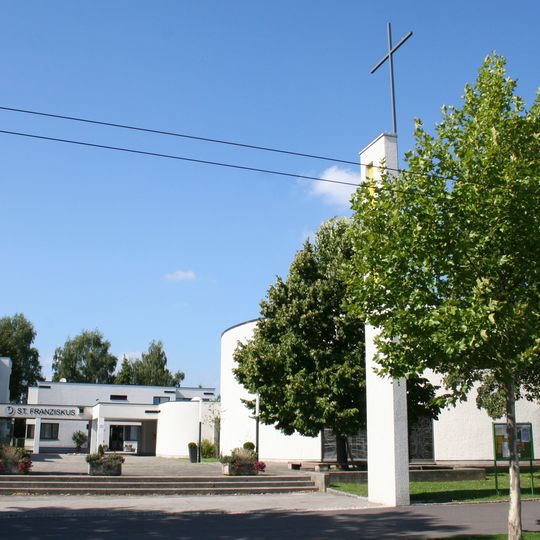 Kath. Pfarrkirche hl. Franziskus mit Pfarrzentrum