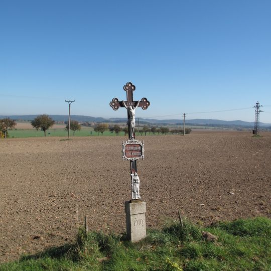 Kříž u hřiště v Horním Záhoří