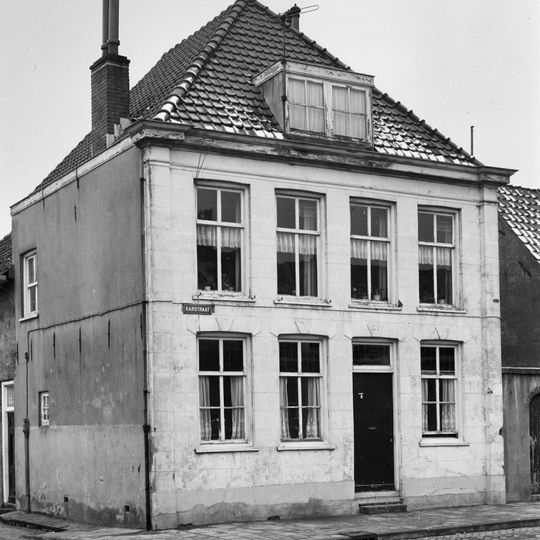 Gepleisterd hoekpand met verdieping en schilddak