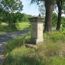 Podstavec s ulomeným křížem na rozcestí u východního okraje Vrutice