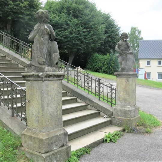 Sochy putti na spodku schodiště ke kostelu ve Vilémově