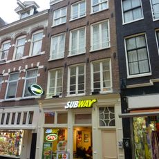 Pand met gevel onder rechte lijst