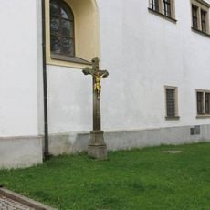 Kříž u baziliky Nanebevzetí Panny Marie u zámku Žďár