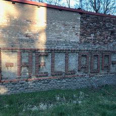 Cihlový nápis Hellada ve zdi továrny Hellada u ulice U Botiče