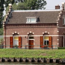 Veerhuis met schuurtje