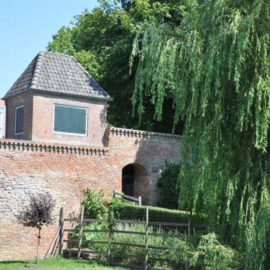Op de vestingmuur staand gepleisterd pandje onder pannen dak