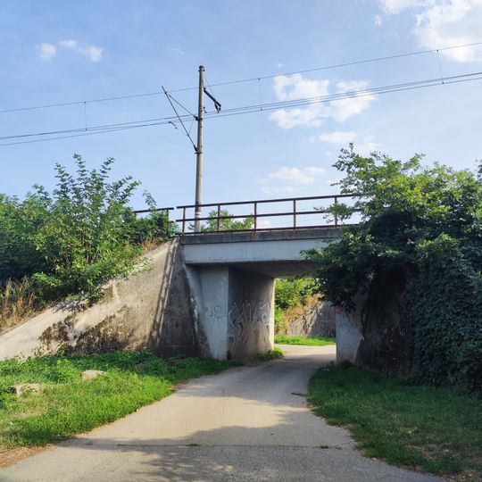 Železniční most Vlárské dráhy u ulic Lomená a Sazenice