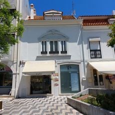 Edifício no largo do Cardal, n.º 24 a 34