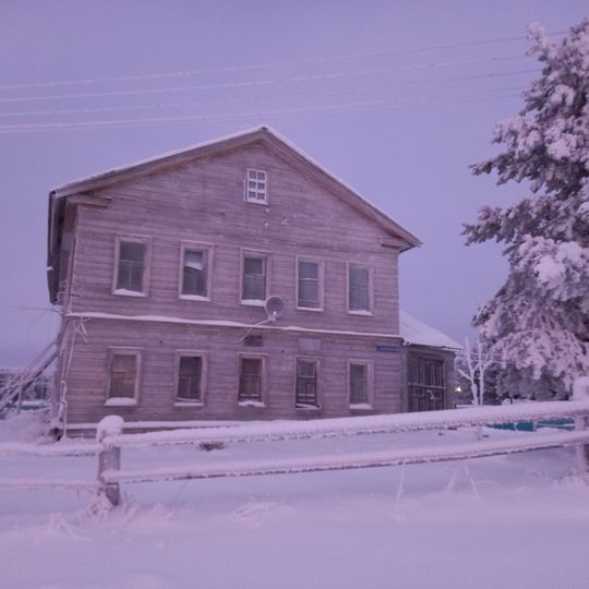 Дом священника и церковно-приходская школа