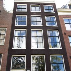 Huis met gevel onder rechte lijst