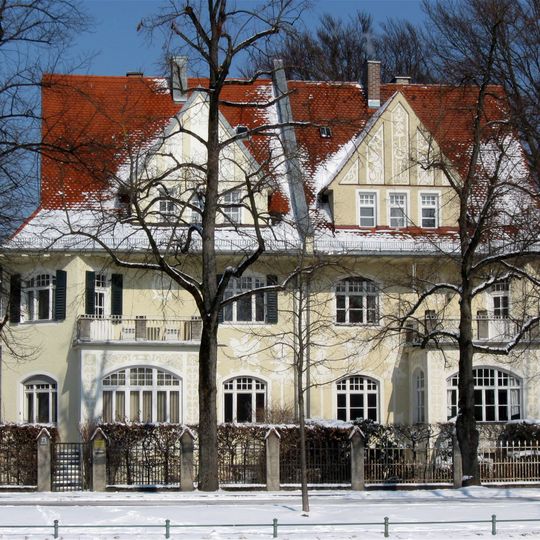 Nördliche Auffahrtsallee 24–25