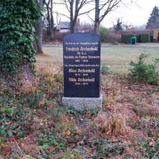 Gudrunstraße, Grabmal Friedrich Archenhold auf dem Städtischen Zentralfriedhof Gudrunstraße