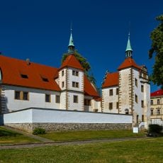 Sochy na náměstí u Dolního zámku v Benešově nad Ploučnicí