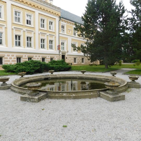 Fontána v zámeckém parku ve Světlé nad Sázavou