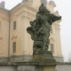 Socha alegorie Hněv na terase špitálu v Kuksu