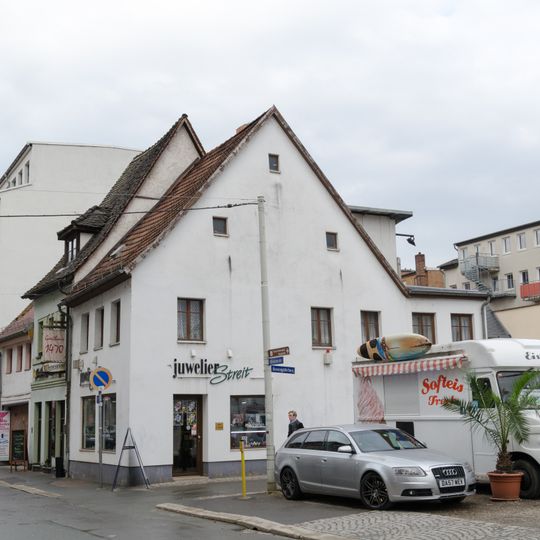 Wohnhaus in geschlossener Bebauung, in Ecklage Marienstraße 48
