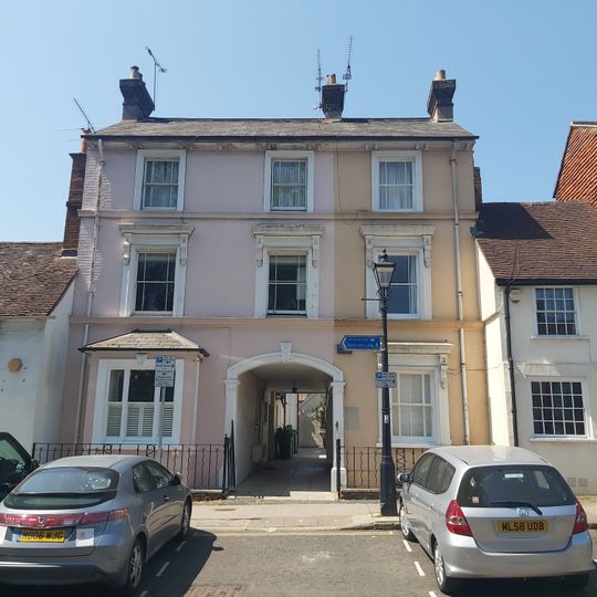 27 28, Castle Street