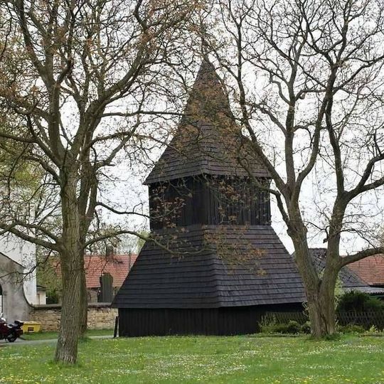 Zvonice u kostela Narození Panny Marie v centru obce Sudoměř