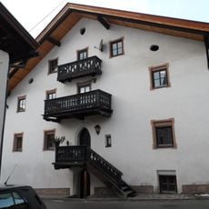 Wohngebäude eines ehem. Paarhofes mit Stube
